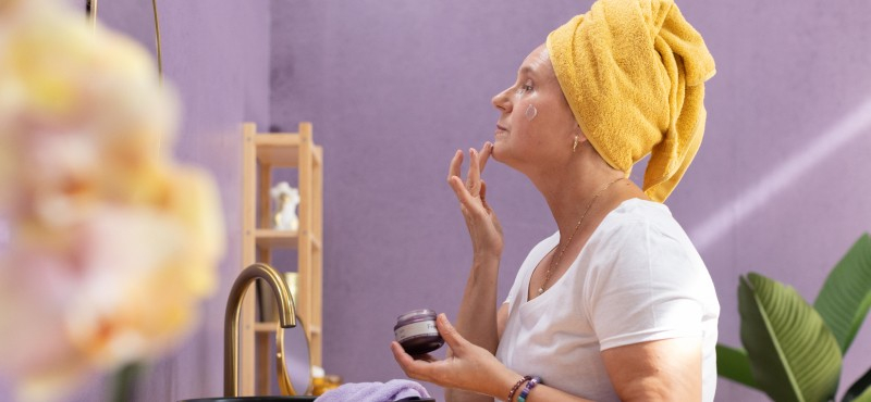Como evitar a secura na menopausa? Descobre como responder às novas necessidades da tua pele e aquilo que ninguém te conta.